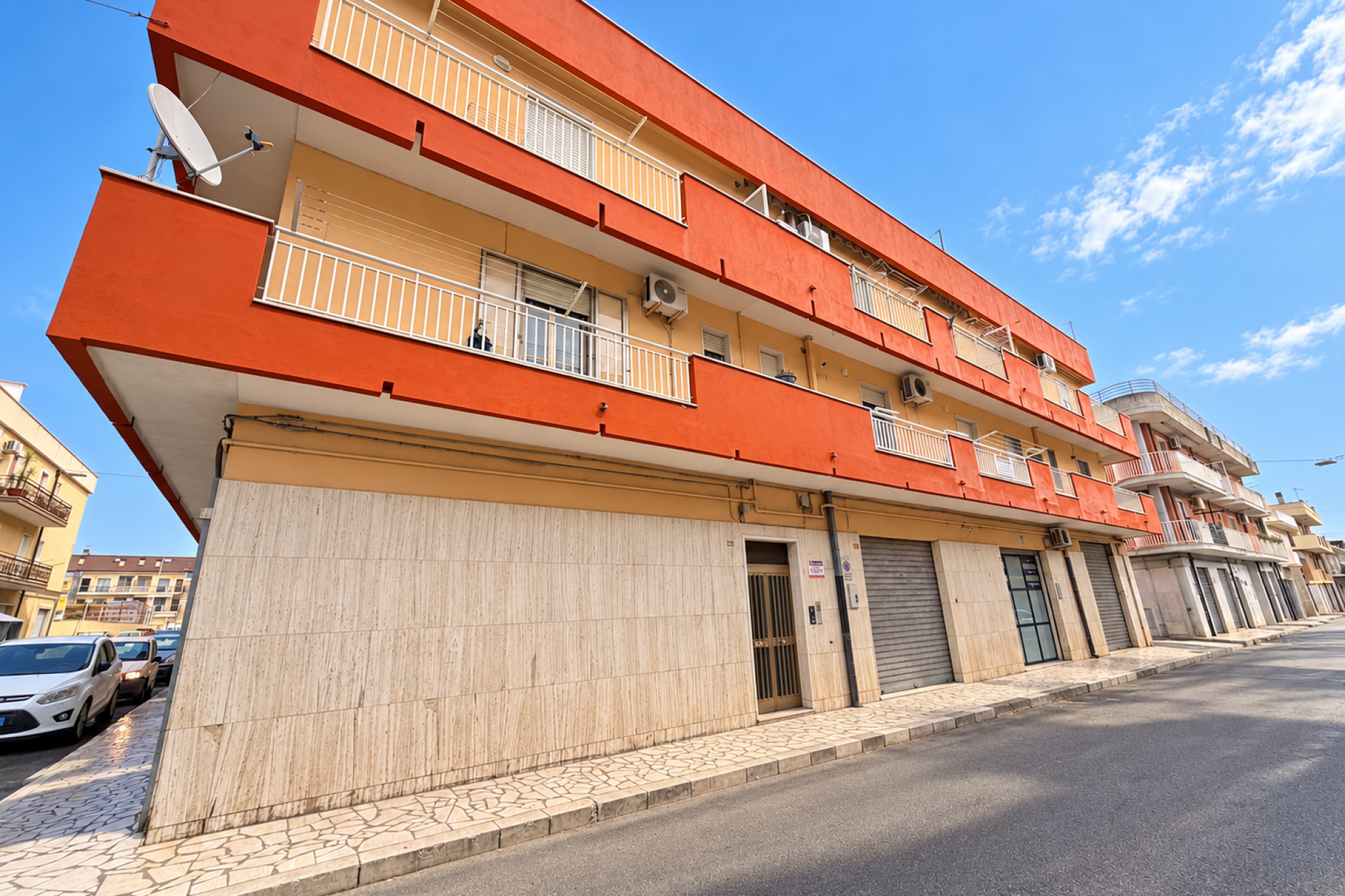 Facciata residenziale con cielo sereno